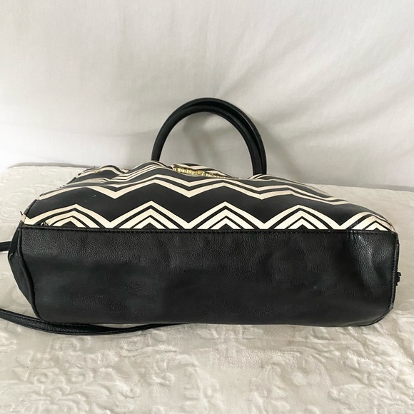 2pc Betsey Johnson shoulder bag & XL wristlet VGUC - Picture 4 of 8